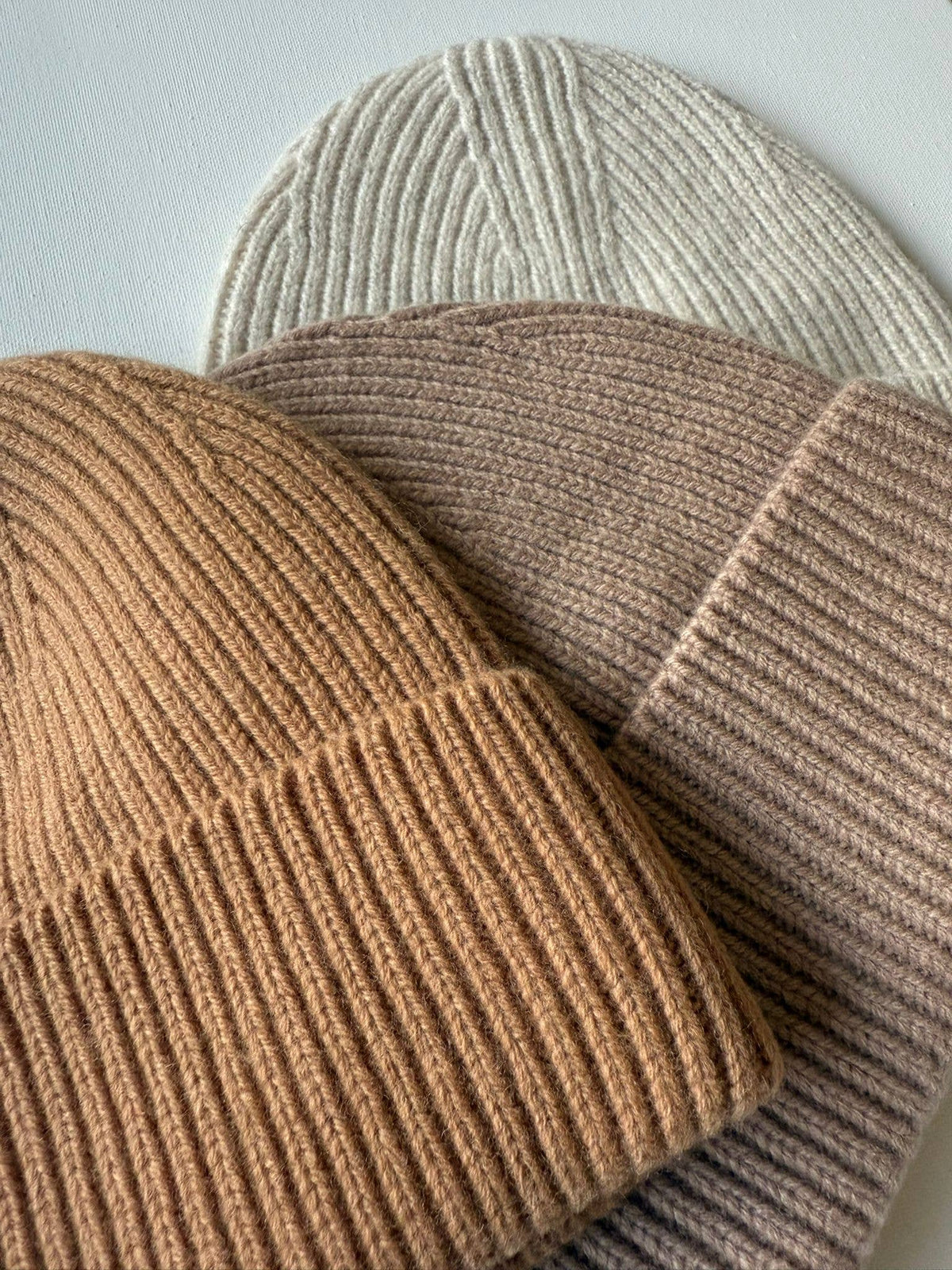 MERINO WOOL EVERYDAY BEANIE: Camel